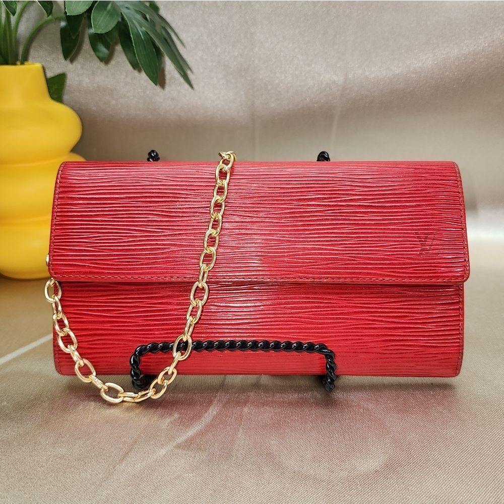 Authentic Louis Vuitton Porte Monnaie Tresor Epi Wallet With Conversion Chain - Picture 3 of 17